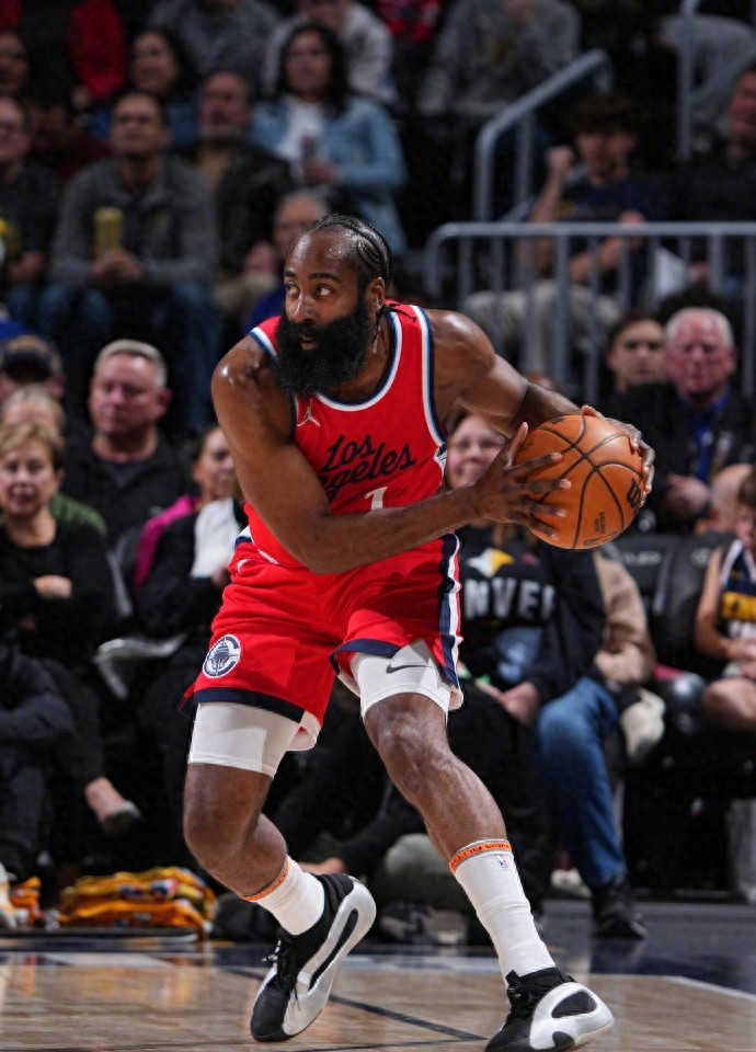 包含转会期欧联传出新动向；洛杉矶快船门线救险；管理层表态——赛场秩序良好；轮换策略成焦点的词条